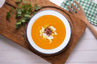 Geleneksel İspanyol salmorejosu. Yumurta ve Iberico reçelli soğuk domates çorbası.. 