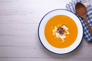 Geleneksel İspanyol salmorejosu. Yumurta ve Iberico reçelli soğuk domates çorbası..