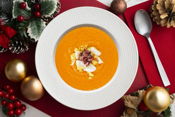传统的西班牙色拉酱 冷西红柿汤 配上鸡蛋和意大利辣椒酱 圣诞食品放在装饰有圣诞图案的桌子上 — 图库照片