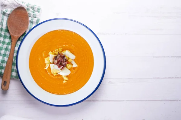 Tradycyjne Hiszpańskie Salmorejo Zimna Zupa Pomidorowa Podawana Jajkiem Dżemem Iberyjskim — Zdjęcie stockowe