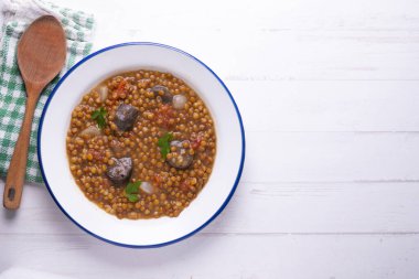 Sucuklu mercimek ve siyah kanlı sosis..