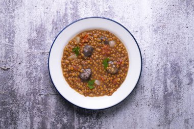 Sucuklu mercimek ve siyah kanlı sosis..