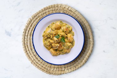 Hindistan cevizi sütü ve köri ile pişirilmiş tavuk...