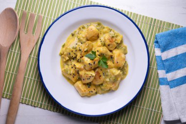 Hindistan cevizi sütü ve köri ile pişirilmiş tavuk...