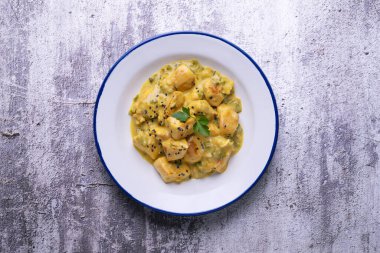 Hindistan cevizi sütü ve köri ile pişirilmiş tavuk...