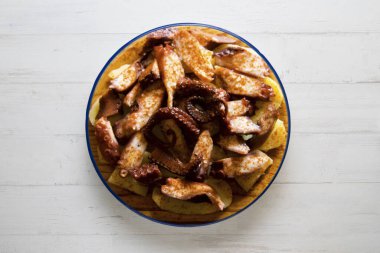Pulpo a la Gallega. Ahtapot haşlanmış patates, paprika ve zeytinyağıyla pişirilir. İspanya tapa 'nın kuzeyinde Galiçya ahtapotu tarifi.