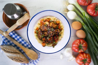 Kuskus soslu Fas usulü marine edilmiş tavuk..