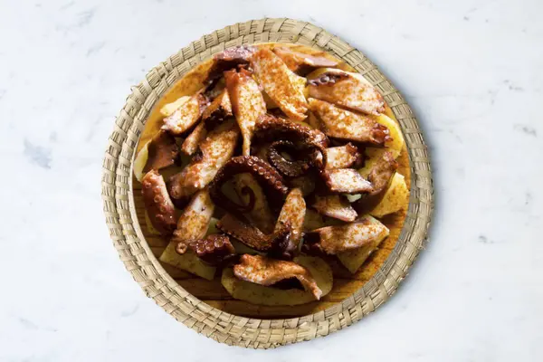 Pulpo Gallega Ośmiornica Gotowana Gotowanym Ziemniakiem Papryką Oliwą Oliwek Galicyjski — Zdjęcie stockowe