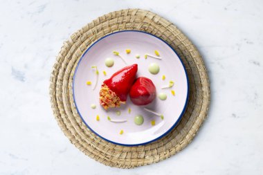 Morina ile doldurulmuş piquillo biberi. Geleneksel İspanyol tapası