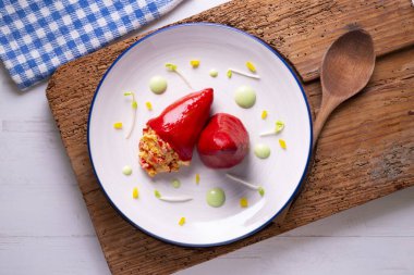 Morina ile doldurulmuş piquillo biberi. Geleneksel İspanyol tapası
