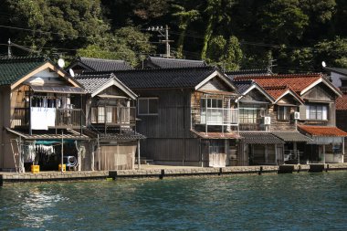 Kyoto 'nun kuzeyindeki güzel balıkçı köyü Ine. Funaya ya da kayıkhaneler deniz kıyısında inşa edilen geleneksel ahşap evlerdir..