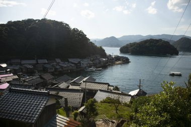 Kyoto 'nun kuzeyindeki güzel balıkçı köyü Ine. Funaya ya da kayıkhaneler deniz kıyısında inşa edilen geleneksel ahşap evlerdir..