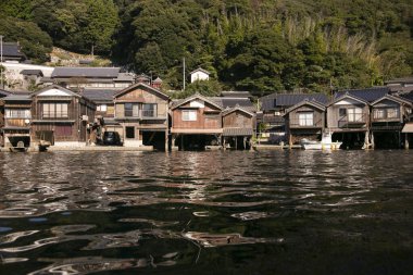 Kyoto 'nun kuzeyindeki güzel balıkçı köyü Ine. Funaya ya da kayıkhaneler deniz kıyısında inşa edilen geleneksel ahşap evlerdir..