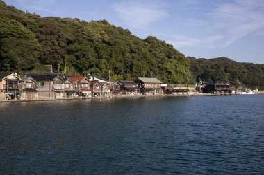 Kyoto 'nun kuzeyindeki güzel balıkçı köyü Ine. Funaya ya da kayıkhaneler deniz kıyısında inşa edilen geleneksel ahşap evlerdir..