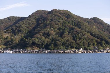 Kyoto 'nun kuzeyindeki güzel balıkçı köyü Ine. Funaya ya da kayıkhaneler deniz kıyısında inşa edilen geleneksel ahşap evlerdir..