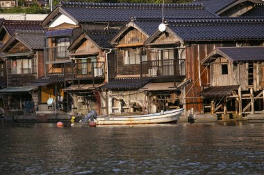 Kyoto 'nun kuzeyindeki güzel balıkçı köyü Ine. Funaya ya da kayıkhaneler deniz kıyısında inşa edilen geleneksel ahşap evlerdir..