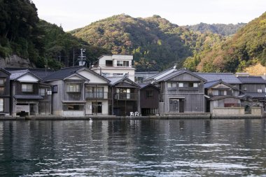 Kyoto 'nun kuzeyindeki güzel balıkçı köyü Ine. Funaya ya da kayıkhaneler deniz kıyısında inşa edilen geleneksel ahşap evlerdir..