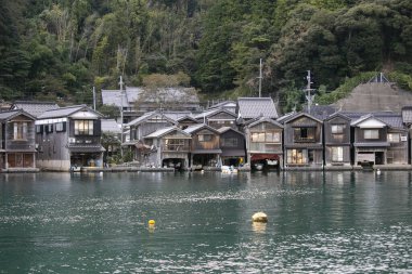 Kyoto 'nun kuzeyindeki güzel balıkçı köyü Ine. Funaya ya da kayıkhaneler deniz kıyısında inşa edilen geleneksel ahşap evlerdir..