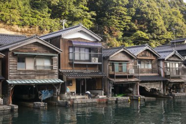 Kyoto 'nun kuzeyindeki güzel balıkçı köyü Ine. Funaya ya da kayıkhaneler deniz kıyısında inşa edilen geleneksel ahşap evlerdir..