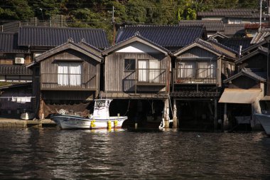 Ine, Japonya; 1 Ekim 2023: Kyoto 'nun kuzeyindeki güzel balıkçı köyünde balıkçı tekneleri.