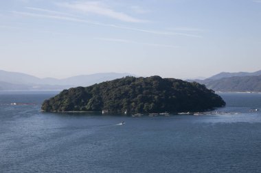 Japonya 'da Kyoto' nun kuzeyindeki güzel balıkçı köyü Ine 'nin önündeki Aoshima Adası..