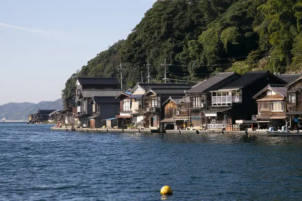 Kyoto 'nun kuzeyindeki güzel balıkçı köyü Ine. Funaya ya da kayıkhaneler deniz kıyısında inşa edilen geleneksel ahşap evlerdir..