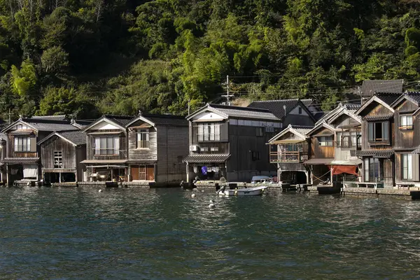 Kyoto 'nun kuzeyindeki güzel balıkçı köyü Ine. Funaya ya da kayıkhaneler deniz kıyısında inşa edilen geleneksel ahşap evlerdir..