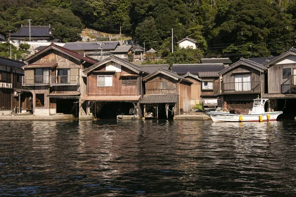 Kyoto 'nun kuzeyindeki güzel balıkçı köyü Ine. Funaya ya da kayıkhaneler deniz kıyısında inşa edilen geleneksel ahşap evlerdir..
