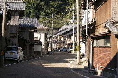 Ine, Japonya; 1 Ekim 2023: Kuzey Kyoto 'daki güzel balıkçı köyü Ine' nin caddeleri.