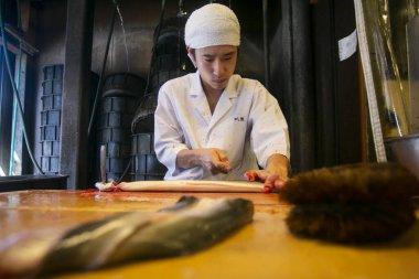 Narita, Japonya; 1 Ekim 2023: Japon şef yılan balığını hazırlayıp temizliyor. Izgara füme yılan balığı Narita 'daki en geleneksel yemektir..