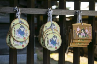 Sakura, Japonya; 1 Ekim 2023: Ema: Japonya 'da dilek tutmak için tahta tabletler
