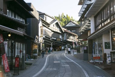 Narita, Japonya; 1 Ekim 2023: Shinshoji Tapınağına doğru Narita ana caddesi.