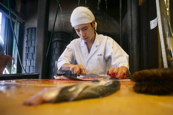 Narita Japonya Ekim 2023 Japon Şef Yılan Balığını Hazırlayıp Temizliyor — Stok fotoğraf