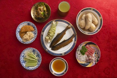 Ayu ile Japon menüsü. Tatlıbalığı olarak da bilinen Japon Ayu, Japonya 'nın en sevdiği tatlı su balığı olarak bilinir..