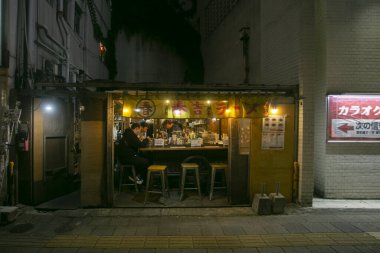 Fukuoka, Japonya; 1 Ekim 2023: İnsanlar Hakata Körfezi 'nde bir Yatai' de yiyip içiyorlar. Yatai, Japonya 'da ramen veya diğer yiyecekleri satan küçük bir yiyecek dükkanıdır..