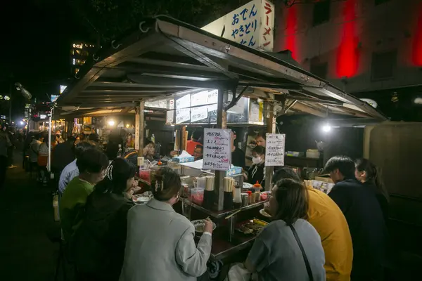 福岡県2023年10月1日 博多湾で食べたり飲んだりする 日本の小さなモバイルフード店で ラーメンやその他の食材を販売しています — ストック写真