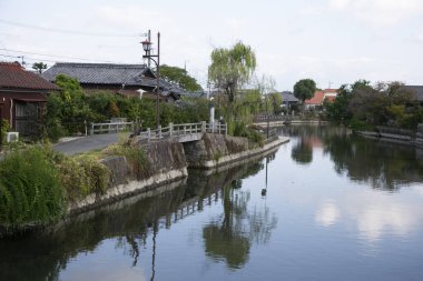 Fukuoka 'daki Yanagawa şehrinin yetenekli kayıkçılar tarafından işletilen tekneleriyle birlikte gezmek için güzel kanalları var..