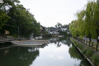 Fukuoka 'daki Yanagawa şehrinin yetenekli kayıkçılar tarafından işletilen tekneleriyle birlikte gezmek için güzel kanalları var..