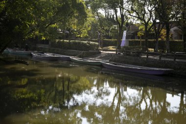 Fukuoka 'daki Yanagawa şehrinin yetenekli kayıkçılar tarafından işletilen tekneleriyle birlikte gezmek için güzel kanalları var..