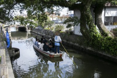 Yanagawa, Japonya; 10 Ekim 2023: Fukuoka 'daki Yanagawa şehrinin yetenekli kayıkçılar tarafından işletilen tekneleriyle birlikte gezmek için güzel kanalları vardır..