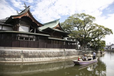 Yanagawa, Japonya; 10 Ekim 2023: Fukuoka 'daki Yanagawa şehrinin yetenekli kayıkçılar tarafından işletilen tekneleriyle birlikte gezmek için güzel kanalları vardır..