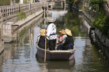 Yanagawa, Japonya; 10 Ekim 2023: Fukuoka 'daki Yanagawa şehrinin yetenekli kayıkçılar tarafından işletilen tekneleriyle birlikte gezmek için güzel kanalları vardır..