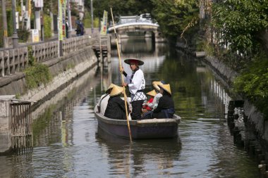 Yanagawa, Japonya; 10 Ekim 2023: Fukuoka 'daki Yanagawa şehrinin yetenekli kayıkçılar tarafından işletilen tekneleriyle birlikte gezmek için güzel kanalları vardır..