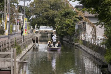 Yanagawa, Japonya; 10 Ekim 2023: Fukuoka 'daki Yanagawa şehrinin yetenekli kayıkçılar tarafından işletilen tekneleriyle birlikte gezmek için güzel kanalları vardır..