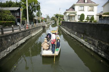 Yanagawa, Japonya; 10 Ekim 2023: Fukuoka 'daki Yanagawa şehrinin yetenekli kayıkçılar tarafından işletilen tekneleriyle birlikte gezmek için güzel kanalları vardır..