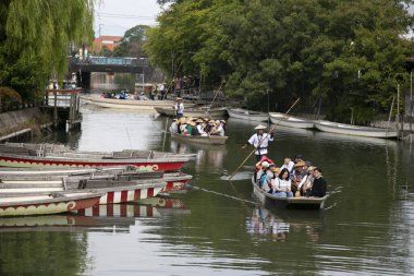 Yanagawa, Japonya; 10 Ekim 2023: Fukuoka 'daki Yanagawa şehrinin yetenekli kayıkçılar tarafından işletilen tekneleriyle birlikte gezmek için güzel kanalları vardır..