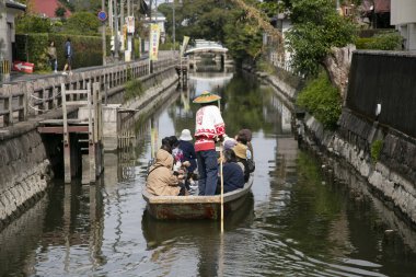 Yanagawa, Japonya; 10 Ekim 2023: Fukuoka 'daki Yanagawa şehrinin yetenekli kayıkçılar tarafından işletilen tekneleriyle birlikte gezmek için güzel kanalları vardır..