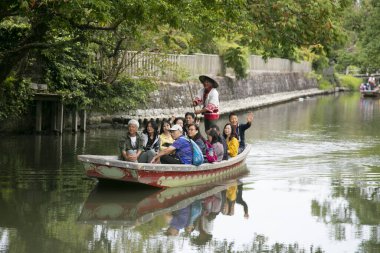 Yanagawa, Japonya; 10 Ekim 2023: Fukuoka 'daki Yanagawa şehrinin yetenekli kayıkçılar tarafından işletilen tekneleriyle birlikte gezmek için güzel kanalları vardır..