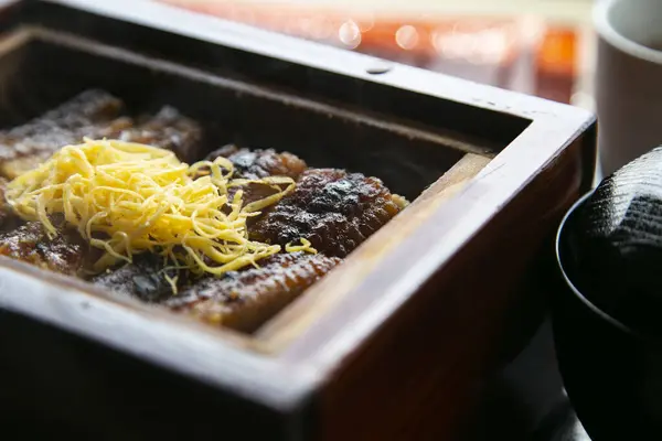 Unagi Seiro Mushi 蒸鳗鱼饭碗是燕国菜中最有名的地方菜之一 — 图库照片