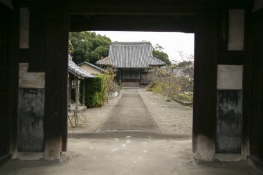 Bahçesi ve Yanagawa, Fukuoka, Japonya 'da küçük gölü olan eski bir Japon tarzı ev manzarası..